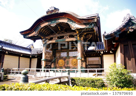 京都府，東本願寺，菊花門/皇使門（國家註冊有形文化財產），京都市下京區常磐町，2022年2月，京都府 137970693
