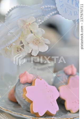 看起來很美味的粉紅色櫻花形狀的西式糖果 137970711