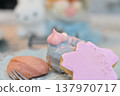 看起來很美味的粉紅色櫻花形狀的西式糖果 137970717