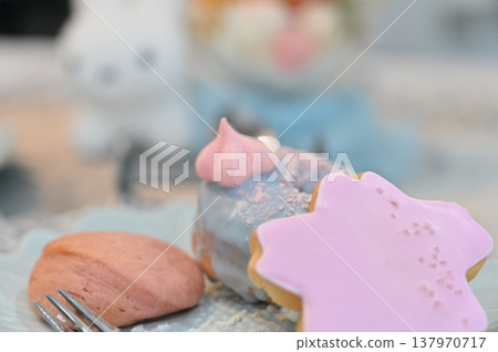 看起來很美味的粉紅色櫻花形狀的西式糖果 137970717