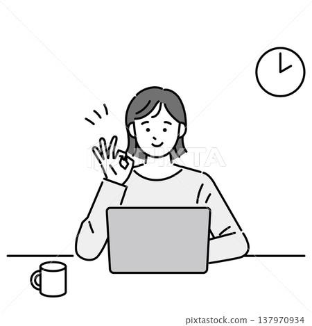 一位微笑的女士一邊在電腦前工作,一邊比出「OK」手勢。 一位微笑的女士一邊在電腦前工作,一邊比出「OK」手勢。 137970934