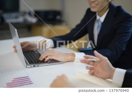 商人在會議上 137970940