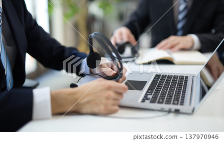 一群戴著耳機的商人正在開會。 137970946