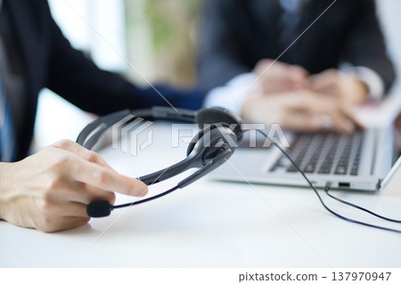 一群戴著耳機的商人正在開會。 137970947