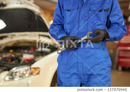 汽車修理工正在引擎蓋下修理。 137970948