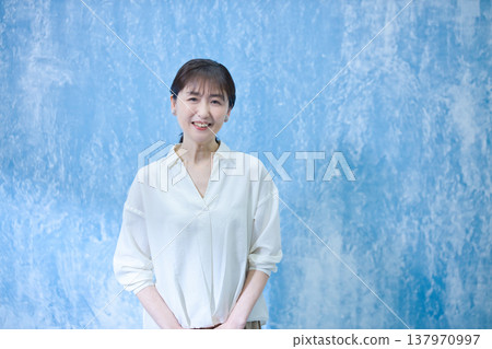 一位六十多歲的女士面帶微笑,看著鏡頭。 一位六十多歲的女士面帶微笑,看著鏡頭。 137970997