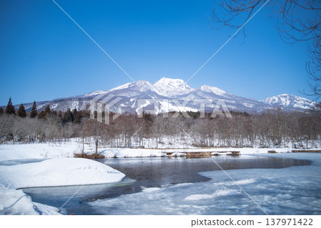 Mount Myoko and Imori Pond in winter (Ikenohira, Myoko City, Niigata Prefecture) 137971422