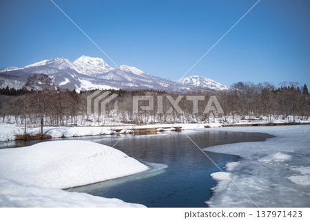 Mount Myoko and Imori Pond in winter (Ikenohira, Myoko City, Niigata Prefecture) Mount Myoko and Imori Pond in winter (Ikenohira, Myoko City, Niigata Prefecture) 137971423