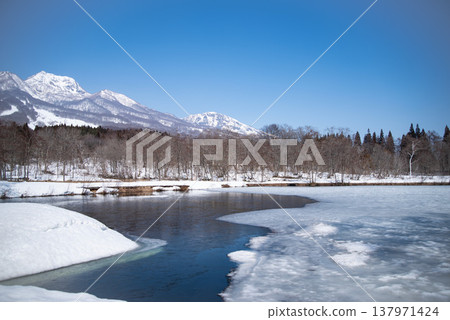 Mount Myoko and Imori Pond in winter (Ikenohira, Myoko City, Niigata Prefecture) Mount Myoko and Imori Pond in winter (Ikenohira, Myoko City, Niigata Prefecture) 137971424