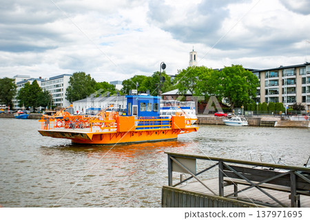 芬蘭圖爾庫的渡輪和河川風光 137971695