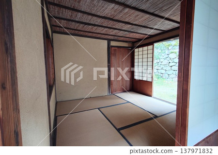 位於被稱為「安藝小京都」的竹原町景保護區內的歷史建築：內部設有日式房間、傳統日式建築、數寄屋式茶室和竹格天花板。 137971832