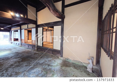 A historical building in the Takehara townscape preservation district, known as the "Little Kyoto of Aki": A Japanese-style room inside, a traditional Japanese building, a sukiya-style tea room and a bamboo lattice ceiling. 137971833