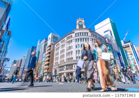 東京城市景觀,3月21日。入境旅遊仍在繼續…銀座擠滿了外國遊客。綠燈亮起,表示步行區正在運作。 東京城市景觀,3月21日。入境旅遊仍在繼續…銀座擠滿了外國遊客。綠燈亮起,表示步行區正在運作。 137971963