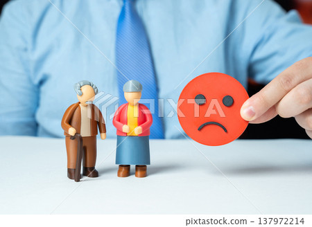 An elderly retired couple is dissatisfied with government services and social support. Public frustration grows over benefits. Social inequality and poor service quality affect trust in institutions. 137972214