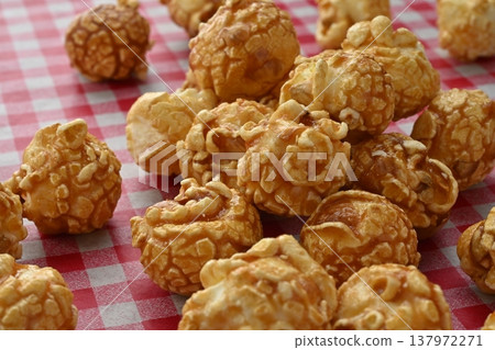 Caramel popcorn 137972271