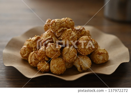 Caramel popcorn 137972272