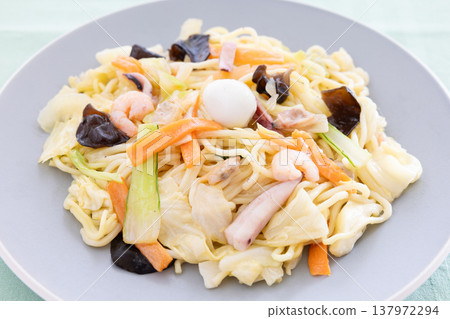 美味的海鮮炒麵 美味的海鮮炒麵 137972294