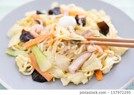 美味的海鮮炒麵 美味的海鮮炒麵 137972295