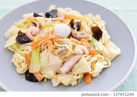 美味的海鮮炒麵 137972299
