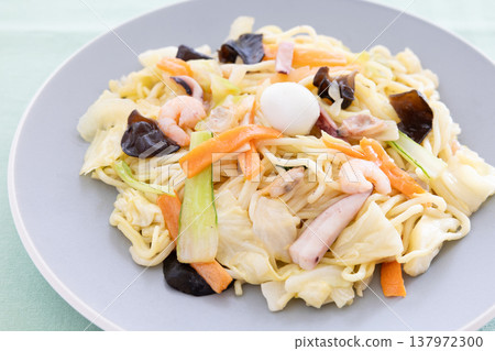 美味的海鮮炒麵 137972300