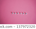 粉紅色背景上的春季文字 137972320