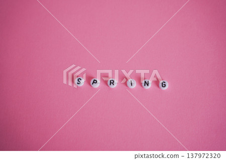 粉紅色背景上的春季文字 粉紅色背景上的春季文字 137972320