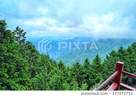 雲層覆蓋的山脈 雲層覆蓋的山脈 137972733