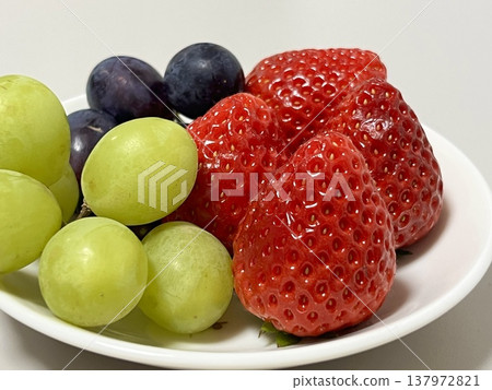 Fresh fruit: strawberries and grapes (upload) Fresh fruit: strawberries and grapes (upload) 137972821
