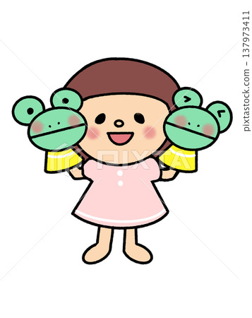 一隻青蛙玩偶，一個穿著粉紅色洋裝、愛說話的女孩。 137973411