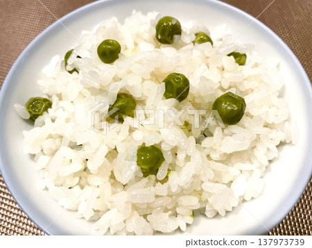 Green pea rice with the aroma and color of spring 1 137973739