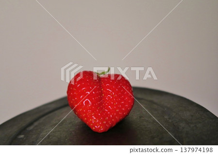 心形草莓 137974198