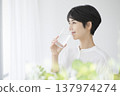 一位年輕女子過著她的日常生活：喝一杯水－健康的生活方式 137974274