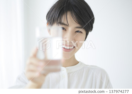 年輕女性的日常生活：喝水是健康習慣 137974277