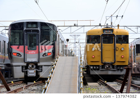 227系和115系列車停放在列車車輛段。 227系和115系列車停放在列車車輛段。 137974382