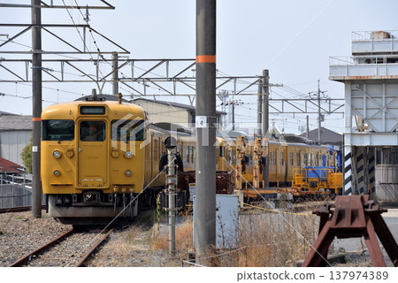 115系列車停放在列車站。 137974389