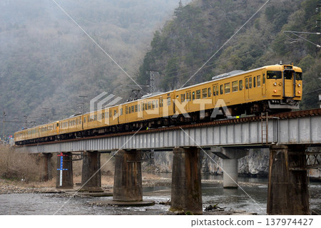 博備線上運行 7 輛 115 系列普通列車 博備線上運行 7 輛 115 系列普通列車 137974427