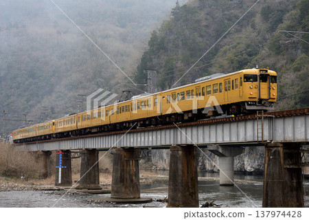 博備線上運行 7 輛 115 系列普通列車 137974428