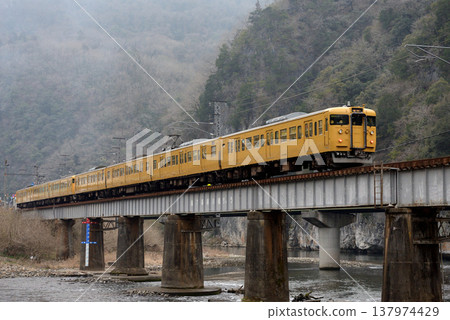 博備線上運行 7 輛 115 系列普通列車 博備線上運行 7 輛 115 系列普通列車 137974429