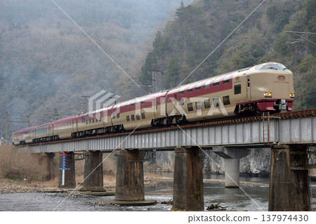 沿著歐比線運行的285系列臥舖快車Izumo 7車 137974430