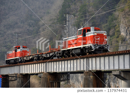A DE10 push-pull rail transport train running on the Hakubi Line. A DE10 push-pull rail transport train running on the Hakubi Line. 137974431