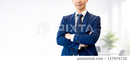 一位雙臂交叉的商人。 137974738