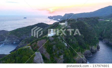 黃昏時的伊羅佐基海岸。沐浴在美麗的夕陽中的伊羅佐基燈塔（空拍圖）。 137974801