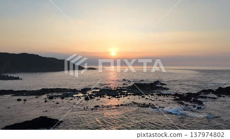 從空中俯瞰伊豆半島惠比壽島周圍美麗的岩石海岸線，以日出為背景。 137974802