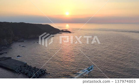 日出時分，一艘小漁船航行在海面上。伊豆，鈴木海岸（空拍圖） 137974803