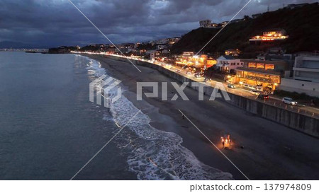 人們在七里濱海灘欣賞煙火，夜景迷人（無人機空拍） 137974809