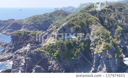 石室神社和伊呂佐基燈塔矗立在懸崖的凹陷處。從伊豆半島最南端俯瞰,景色壯麗。 石室神社和伊呂佐基燈塔矗立在懸崖的凹陷處。從伊豆半島最南端俯瞰,景色壯麗。 137974833