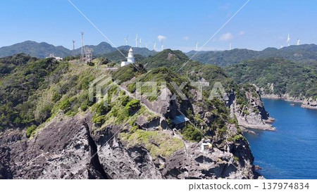 伊羅扎基岬的陡峭懸崖和燈塔,遠處可見風力渦輪機(空拍圖)。 伊羅扎基岬的陡峭懸崖和燈塔,遠處可見風力渦輪機(空拍圖)。 137974834