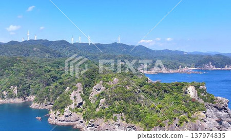 伊羅扎基岬周圍的動態海岸線和風力渦輪機（空拍圖） 137974835