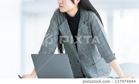 Women having a meeting / businesswomen 137974844