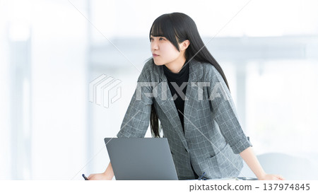 Women having a meeting / businesswomen 137974845